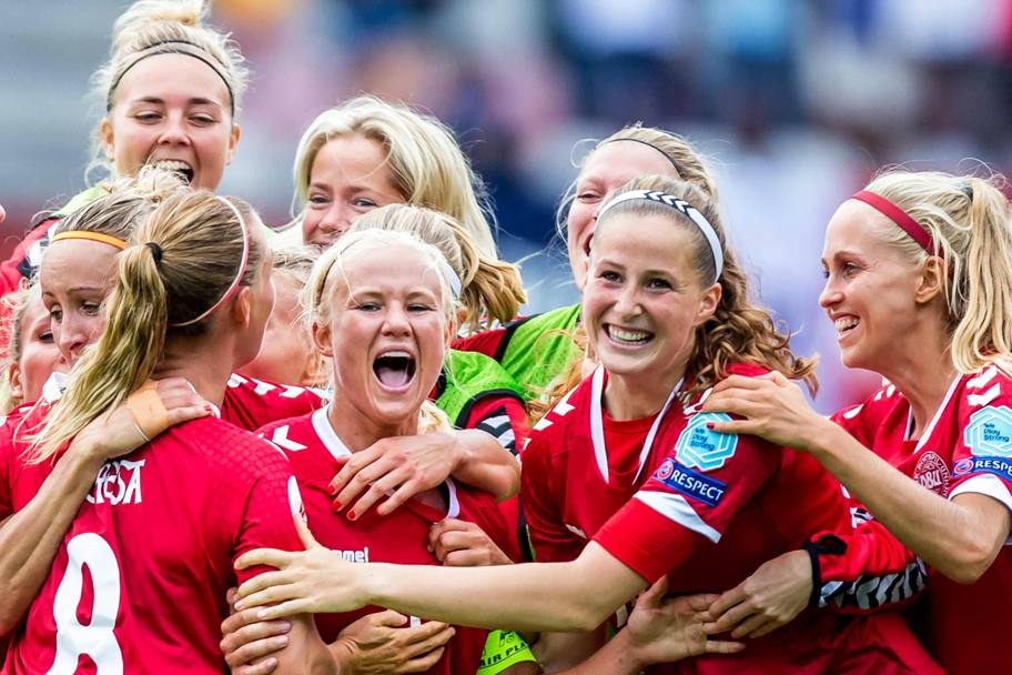 Le giocatrici danesi dopo la vittoria contro la Germania per 2-1. (Epa)